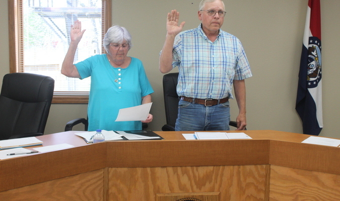 Sherri Borden is sworn in as counci member and Dave Engroff is sworn as Greenfield City Mayor. (photo by Bob Jackson)
